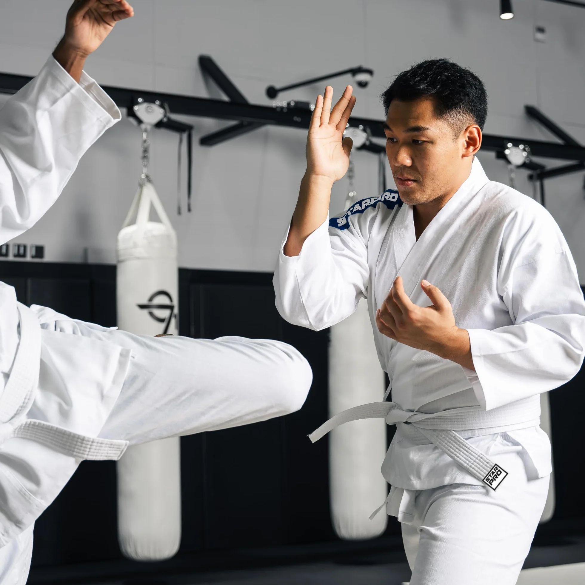 Starpro Gi Kimono de Karaté en Mélange de Coton - Uniforme Professionnel Pour Entraînement et Compétition en Arts Martiaux pour Hommes, Femmes & Enfants - 110-190 cm - Ceinture Blanche Gratuite