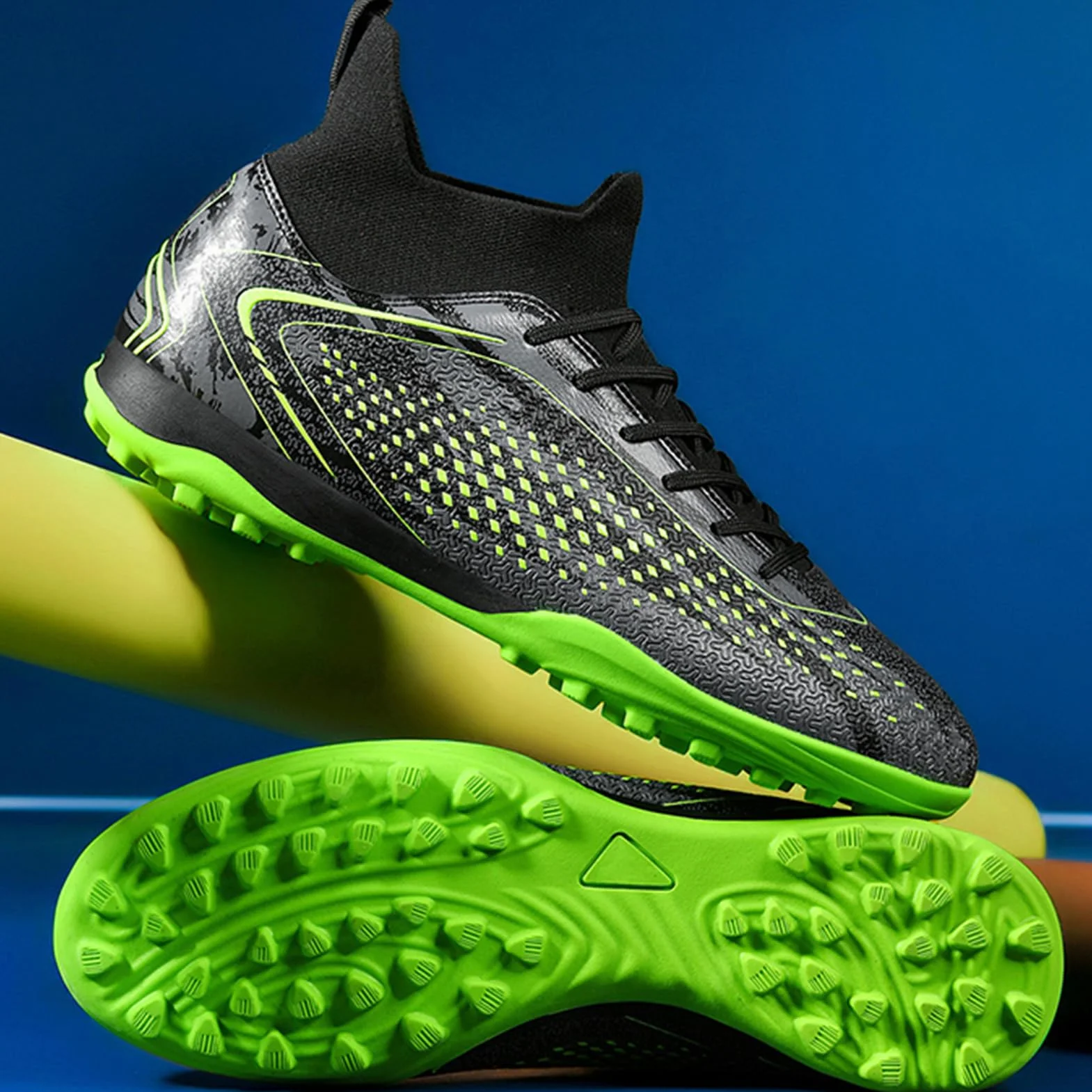 Donbest Chaussures de Football Garçon Crampons Enfant Chaussures de Futsal Fille Chaussures de Sport Antidérapants Adolescents