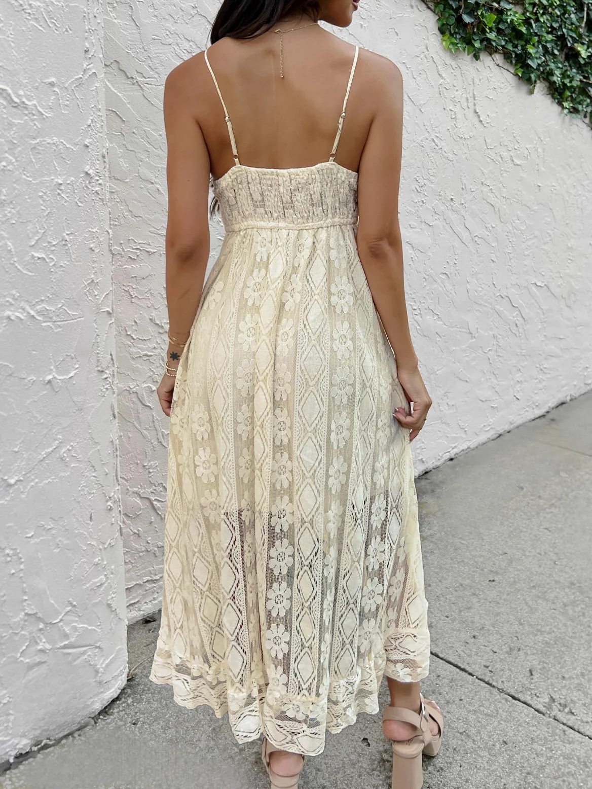 CUPSHE Robe d'été pour Femme Boho Maxi à Lacets avec Pompon col en V évasé à Volants Robes de Plage