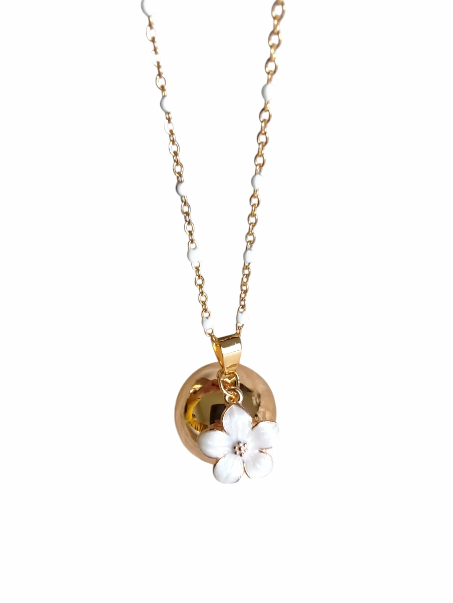 Collier Bola de Grossesse avec Pendentif Fleur de Sakura, Chaîne Dorée et Perles Blanches, Bijou pour Femme Enceinte