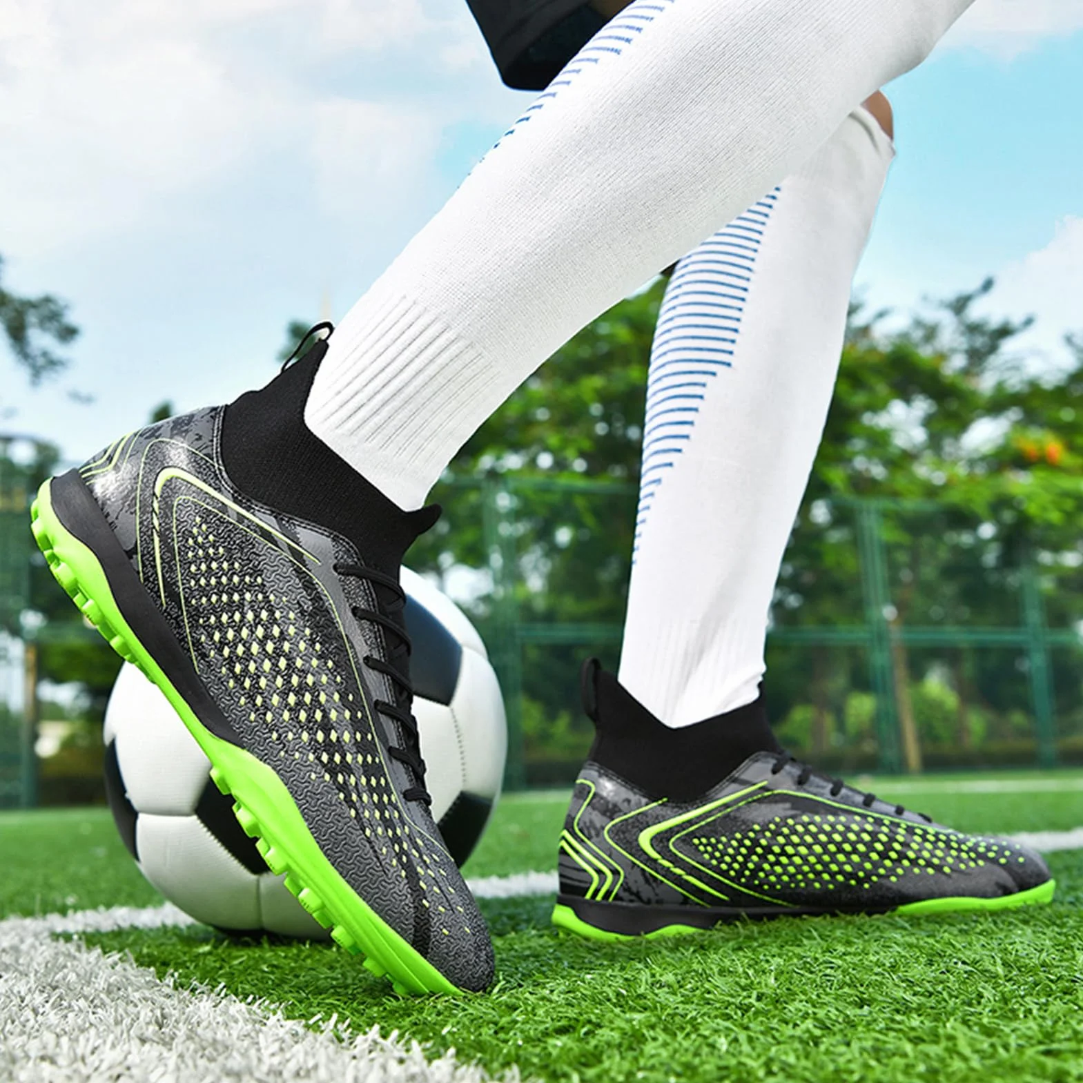 Donbest Chaussures de Football Garçon Crampons Enfant Chaussures de Futsal Fille Chaussures de Sport Antidérapants Adolescents