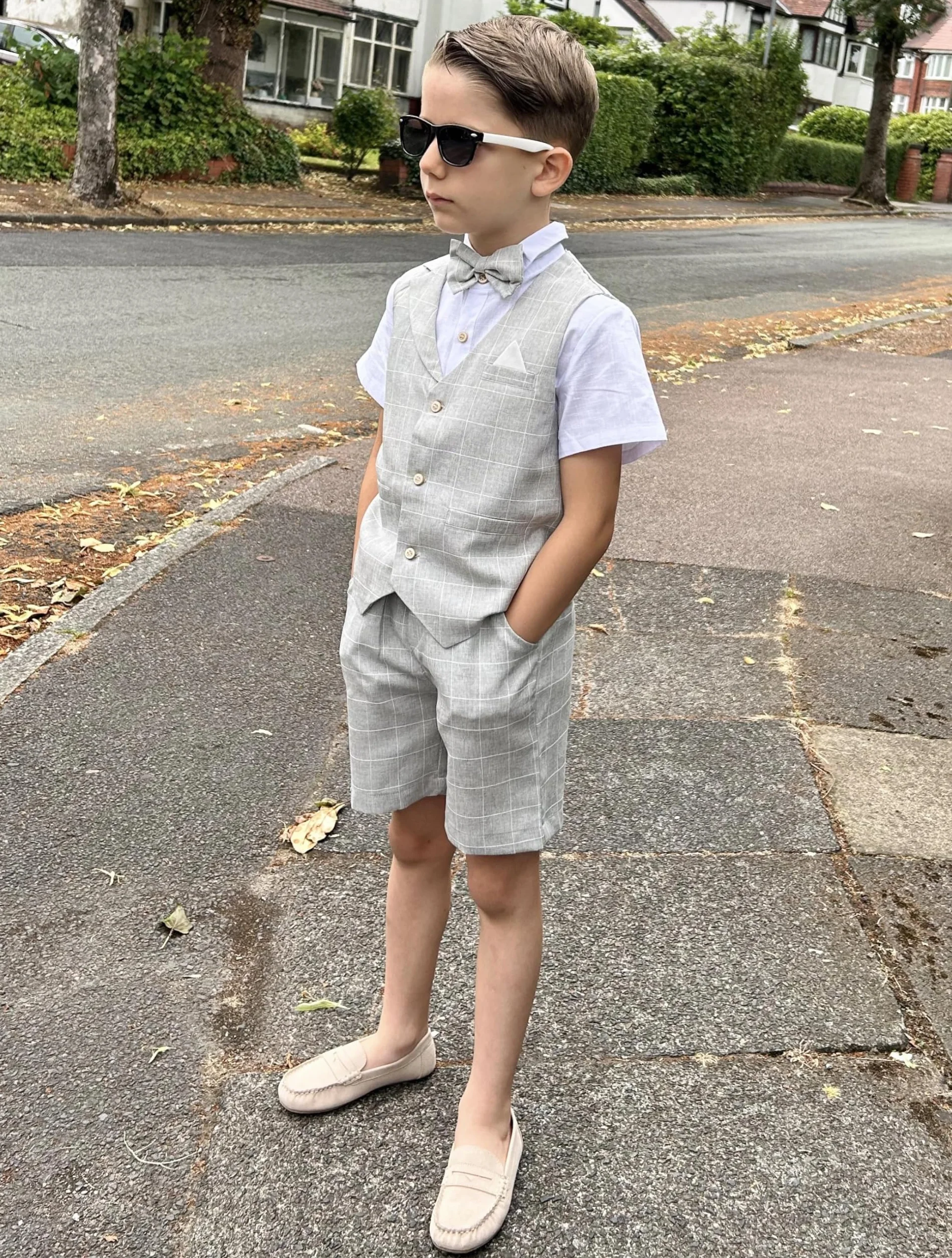 LOLANTA 4 pièces Costume Enfant Garcon Mariage Ete, Vetements Garcon Ceremonie, Ensemble Costume Short Gilet Chemise avec nœud Papillon pour 2-12 Ans