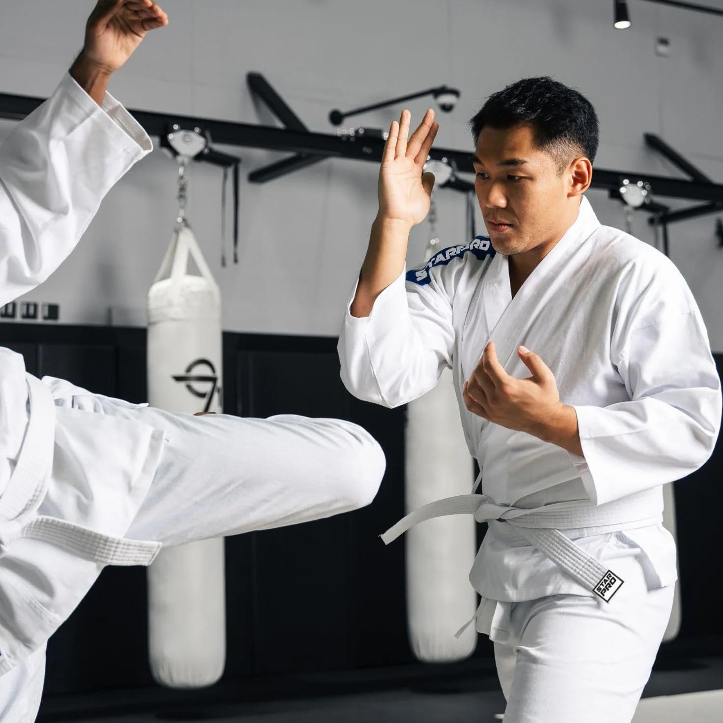 Starpro Gi Kimono de Karaté en Mélange de Coton - Uniforme Professionnel Pour Entraînement et Compétition en Arts Martiaux pour Hommes, Femmes & Enfants - 110-190 cm - Ceinture Blanche Gratuite